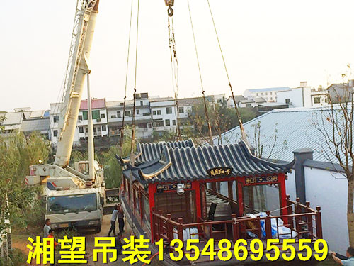 260噸吊車(chē)抬吊大型游船